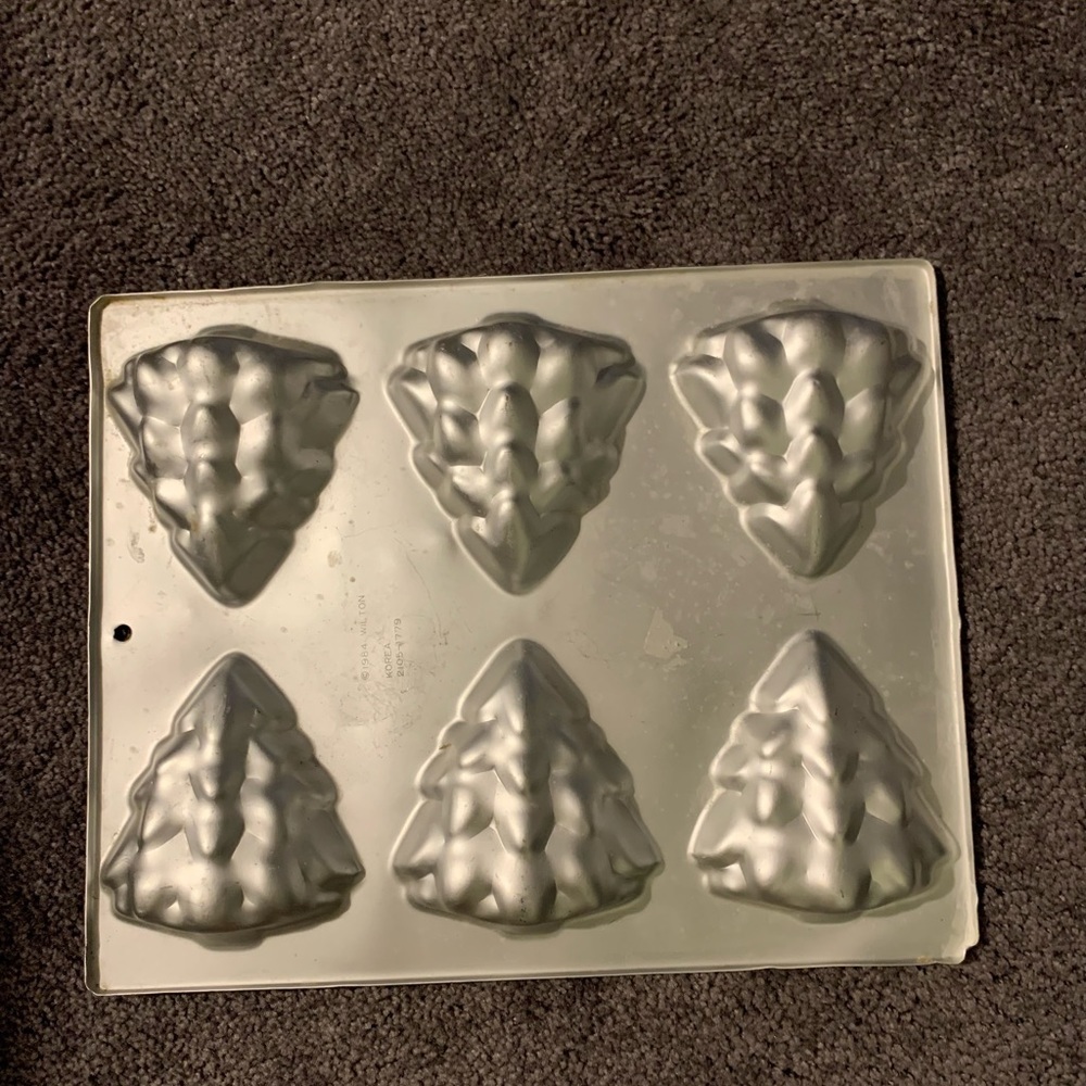 Vintage Wilton 6-CAVITY MINI CHRISTMAS TREE Cake Pan. Good used condition. - Picture 2 of 2
